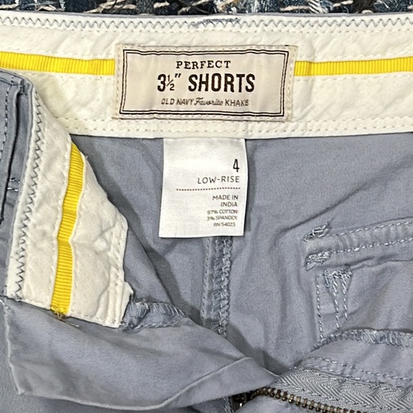 Old Navy Favorite Khakis Perfect 3 1/5” shorts Size 4 low-rise - Picture 3 of 7